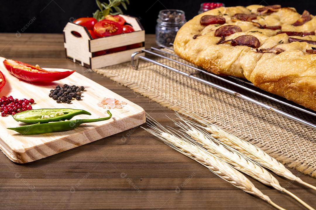 Tradicional italiana Focaccia com tomate cereja, azeitonas pretas e alecrim Imagem JPG