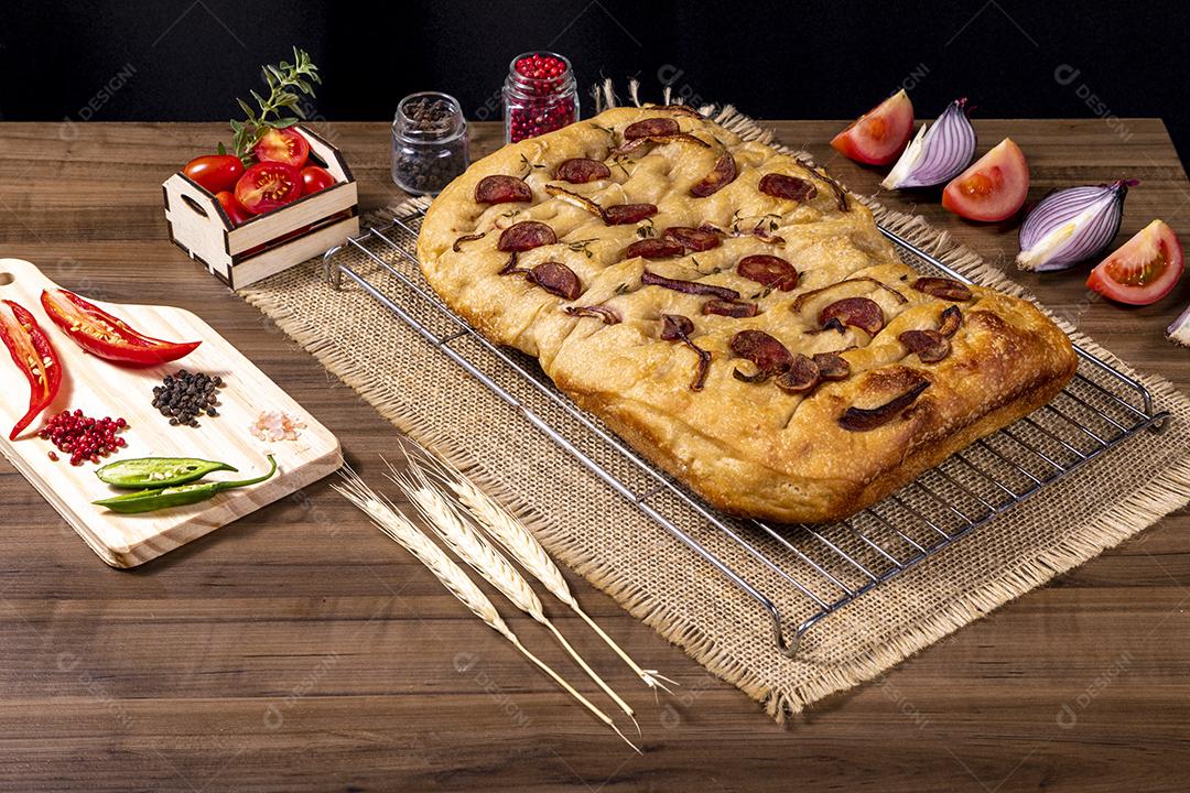 Tradicional italiana Focaccia com tomate cereja, azeitonas pretas e alecrim Imagem JPG
