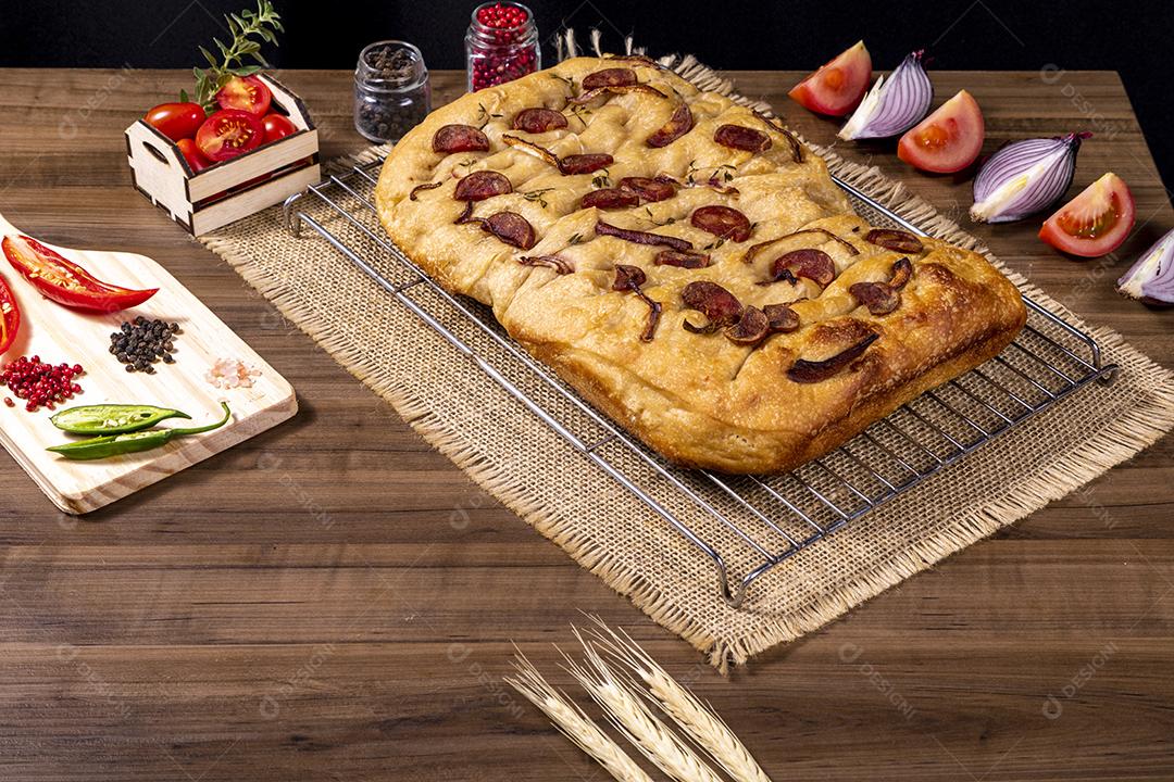 Tradicional italiana Focaccia com tomate cereja, azeitonas pretas e alecrim Imagem JPG