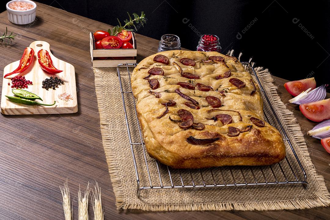 Tradicional italiana Focaccia com tomate cereja, azeitonas pretas e alecrim Imagem JPG
