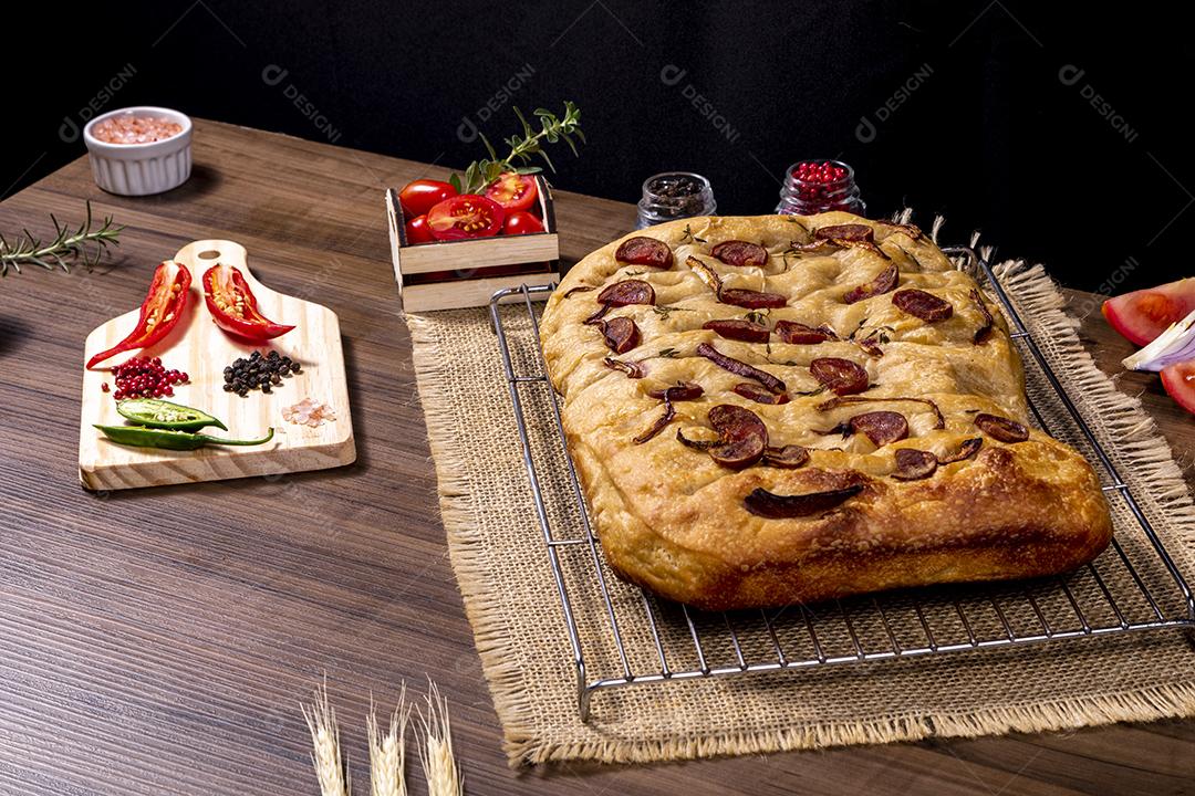 Tradicional italiana Focaccia com tomate cereja, azeitonas pretas e alecrim Imagem JPG
