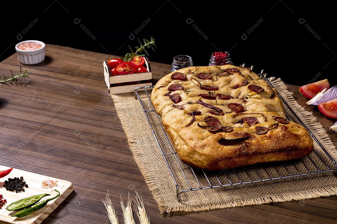 Tradicional italiana Focaccia com tomate cereja, azeitonas pretas e alecrim Imagem JPG