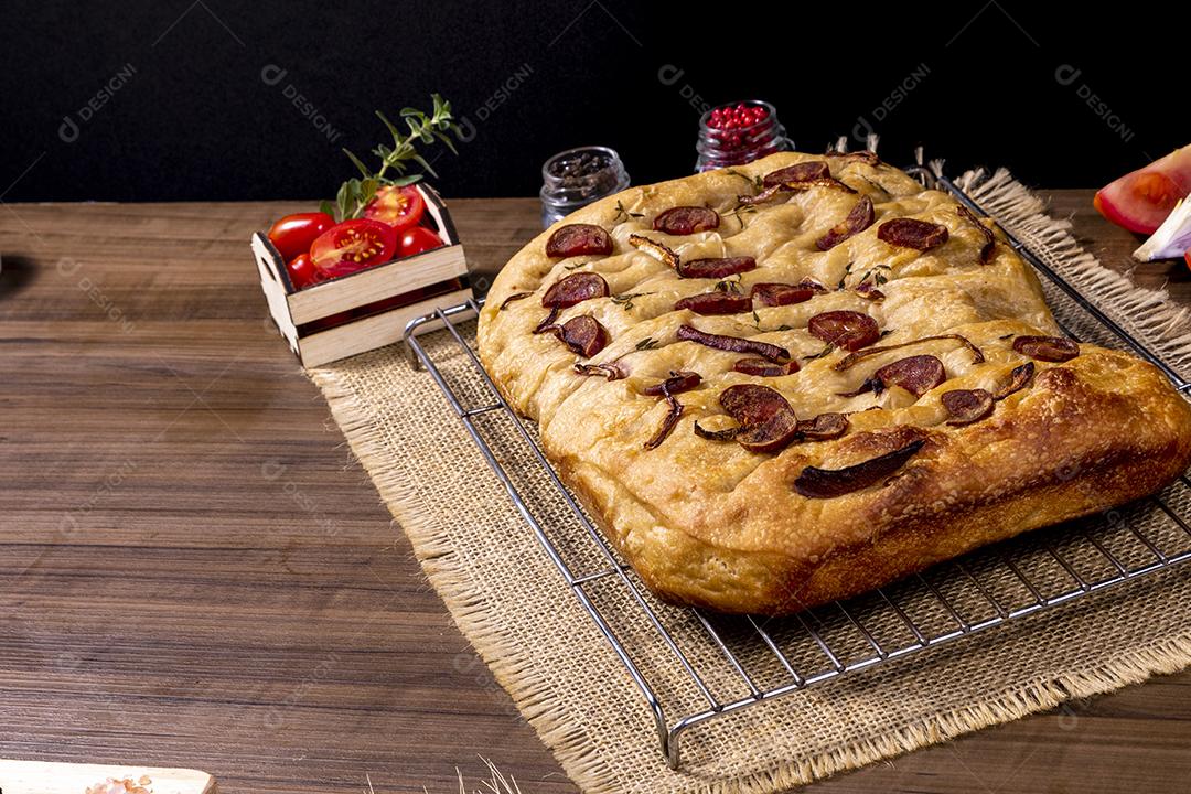 Tradicional italiana Focaccia com tomate cereja, azeitonas pretas e alecrim Imagem JPG
