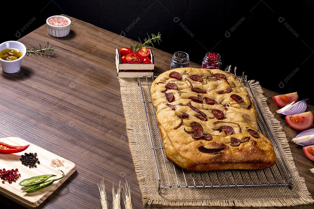 Tradicional italiana Focaccia com tomate cereja, azeitonas pretas e alecrim Imagem JPG