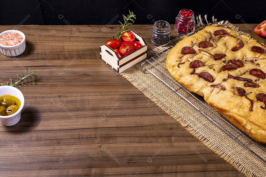 Tradicional italiana Focaccia com tomate cereja, azeitonas pretas e alecrim Imagem JPG
