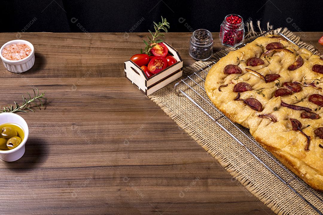 Tradicional italiana Focaccia com tomate cereja, azeitonas pretas e alecrim Imagem JPG