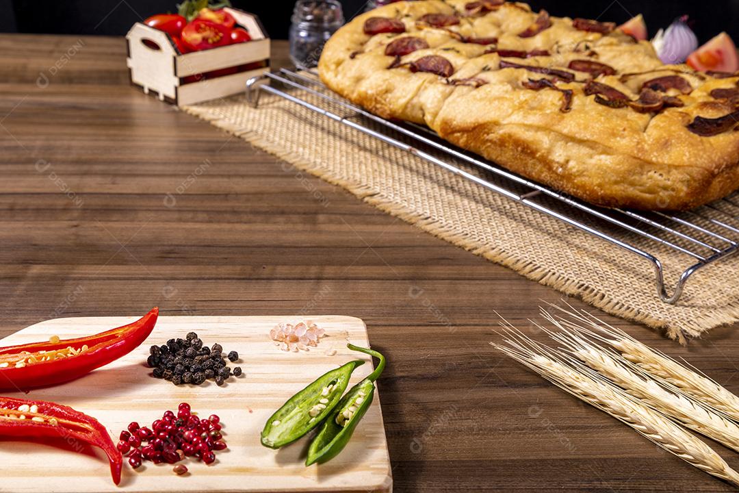 Tradicional italiana Focaccia com tomate cereja, azeitonas pretas e alecrim Imagem JPG