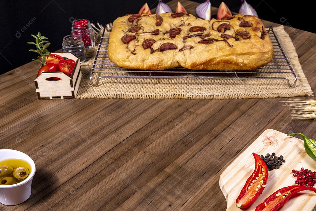 Tradicional italiana Focaccia com tomate cereja, azeitonas pretas e alecrim Imagem JPG