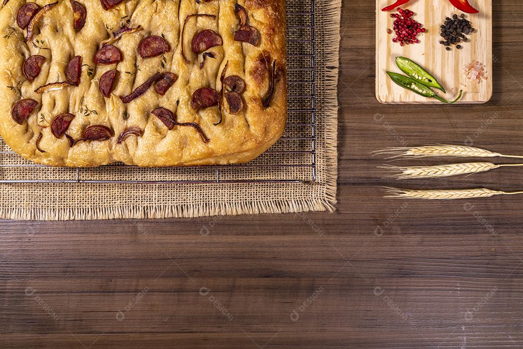 Tradicional italiana Focaccia com tomate cereja, azeitonas pretas e alecrim Imagem JPG