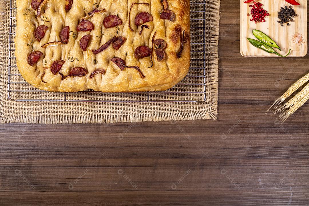 Tradicional italiana Focaccia com tomate cereja, azeitonas pretas e alecrim Imagem JPG