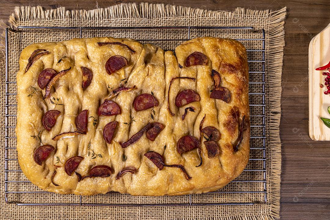 Tradicional italiana Focaccia com tomate cereja, azeitonas pretas e alecrim Imagem JPG