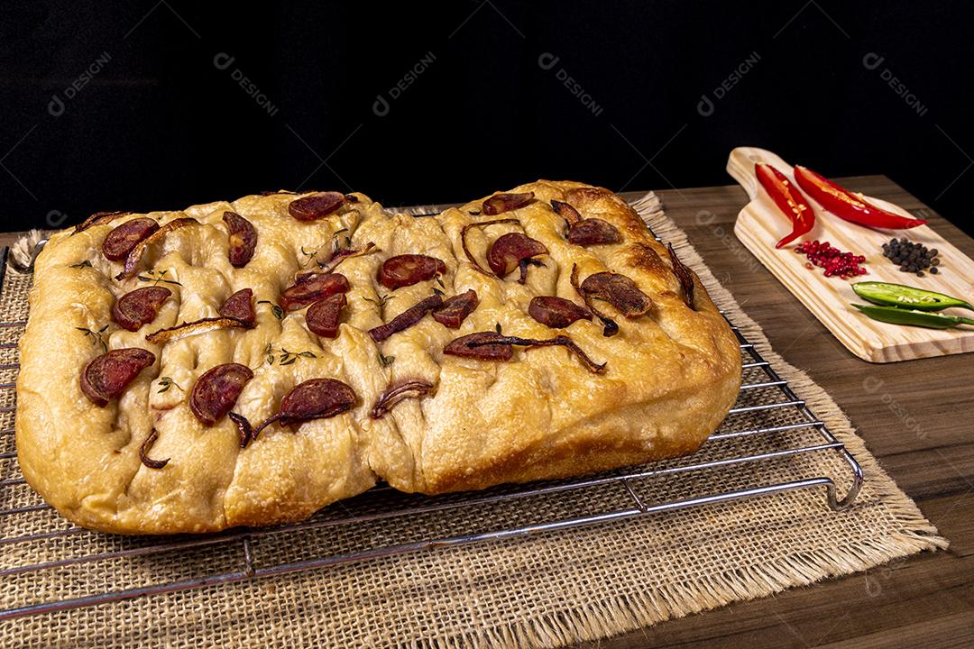 Tradicional italiana Focaccia com tomate cereja, azeitonas pretas e alecrim Imagem JPG