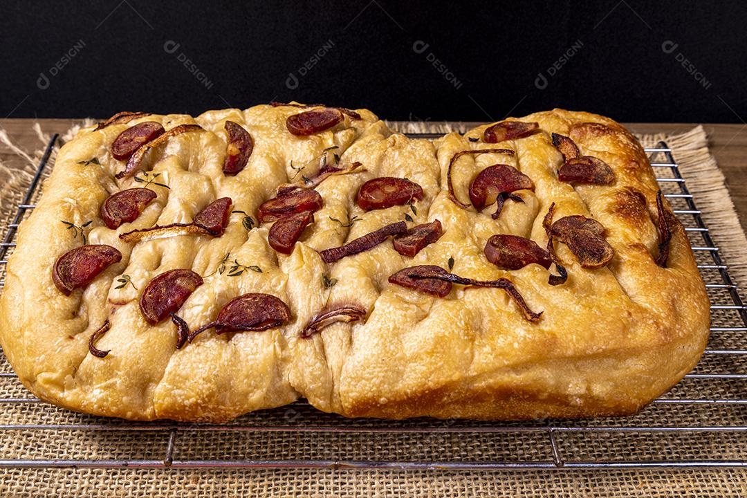 Tradicional italiana Focaccia com tomate cereja, azeitonas pretas e alecrim Imagem JPG