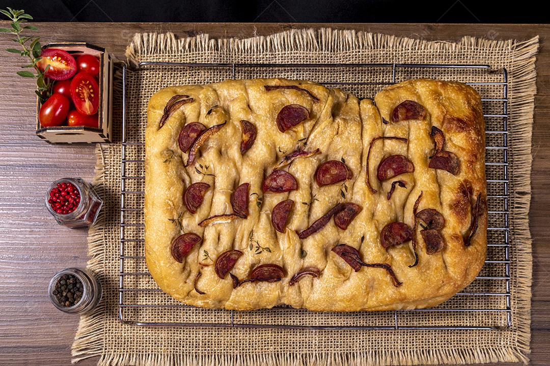 Tradicional italiana Focaccia com tomate cereja, azeitonas pretas e alecrim Imagem JPG