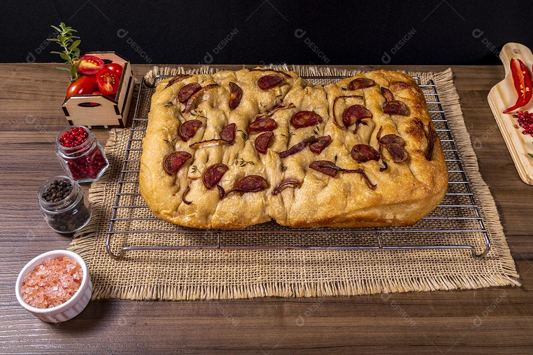 Tradicional italiana Focaccia com tomate cereja, azeitonas pretas e alecrim Imagem JPG