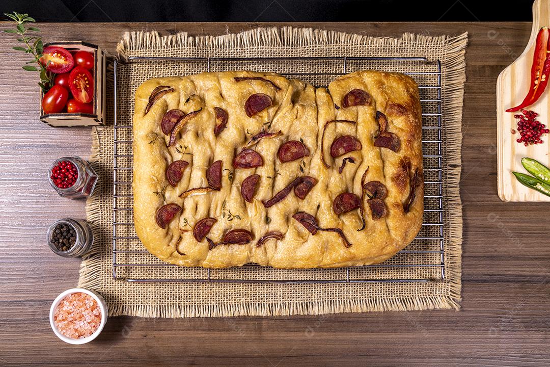 Tradicional italiana Focaccia com tomate cereja, azeitonas pretas e alecrim Imagem JPG