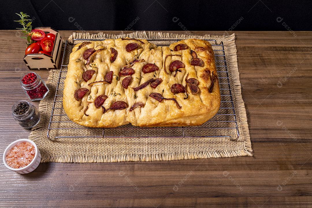 Tradicional italiana Focaccia com tomate cereja, azeitonas pretas e alecrim Imagem JPG