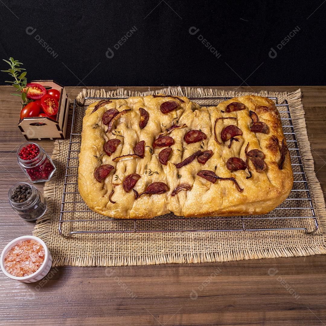 Tradicional italiana Focaccia com tomate cereja, azeitonas pretas e alecrim Imagem JPG