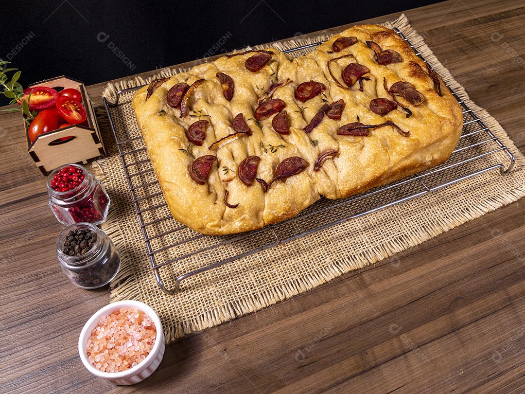 Tradicional italiana Focaccia com tomate cereja, azeitonas pretas e alecrim Imagem JPG