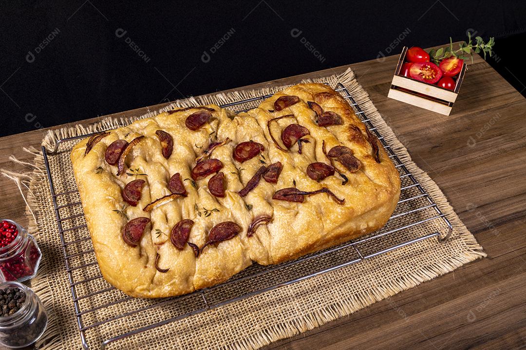 Tradicional italiana Focaccia com tomate cereja, azeitonas pretas e alecrim Imagem JPG