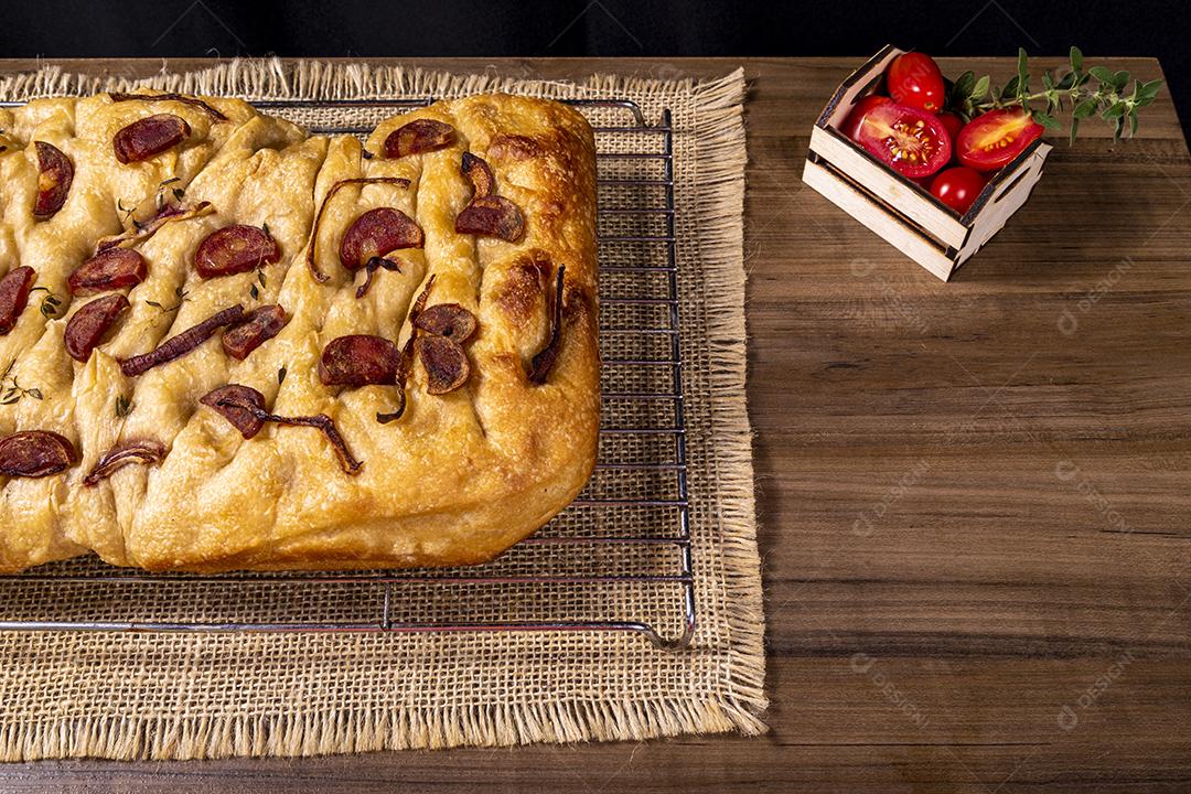 Tradicional italiana Focaccia com tomate cereja, azeitonas pretas e alecrim Imagem JPG
