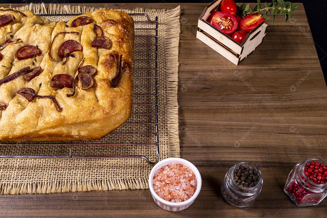 Tradicional italiana Focaccia com tomate cereja, azeitonas pretas e alecrim Imagem JPG