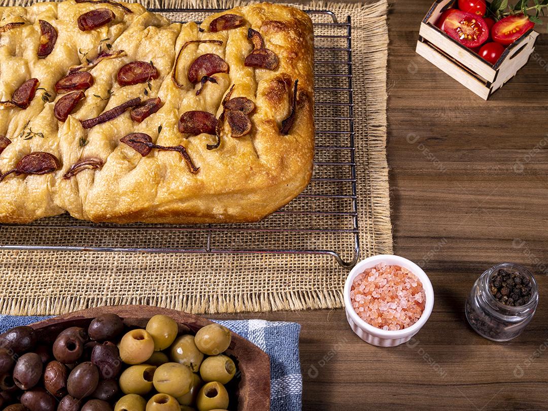 Tradicional italiana Focaccia com tomate cereja, azeitonas pretas e alecrim Imagem JPG