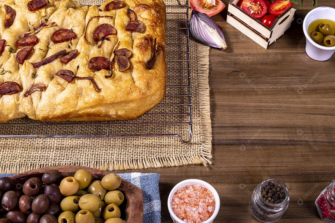 Tradicional italiana Focaccia com tomate cereja, azeitonas pretas e alecrim Imagem JPG