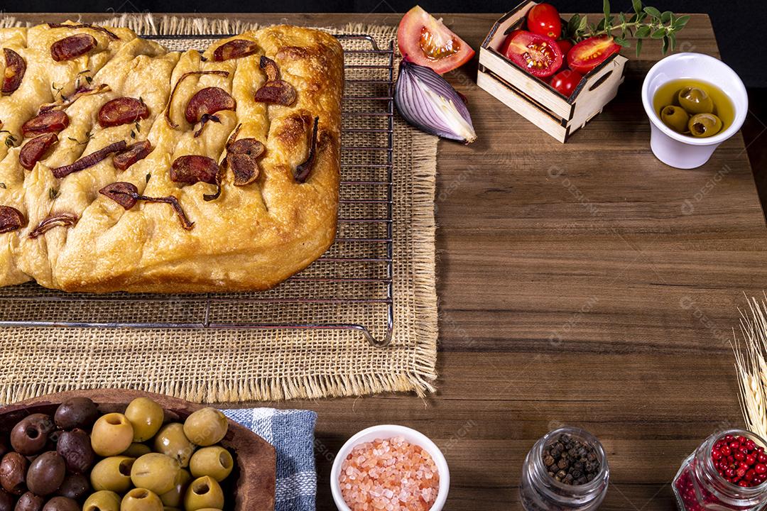 Tradicional italiana Focaccia com tomate cereja, azeitonas pretas e alecrim Imagem JPG