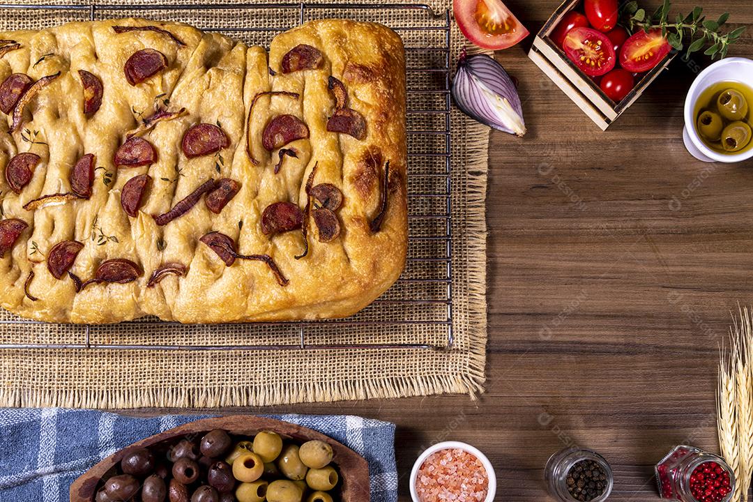 Tradicional italiana Focaccia com tomate cereja, azeitonas pretas e alecrim Imagem JPG