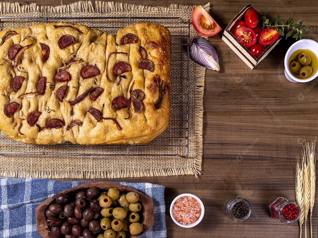 Tradicional italiana Focaccia com tomate cereja, azeitonas pretas e alecrim Imagem JPG