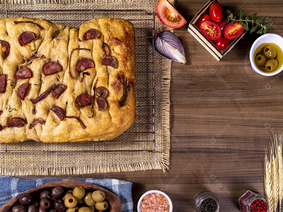 Tradicional italiana Focaccia com tomate cereja, azeitonas pretas e alecrim Imagem JPG