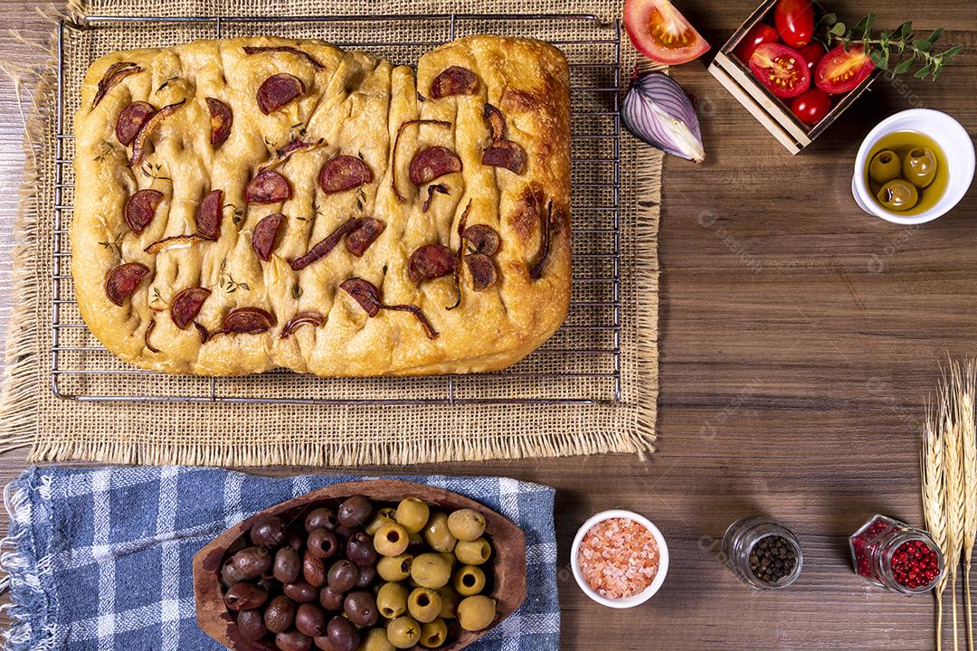 Tradicional italiana Focaccia com tomate cereja, azeitonas pretas e alecrim Imagem JPG