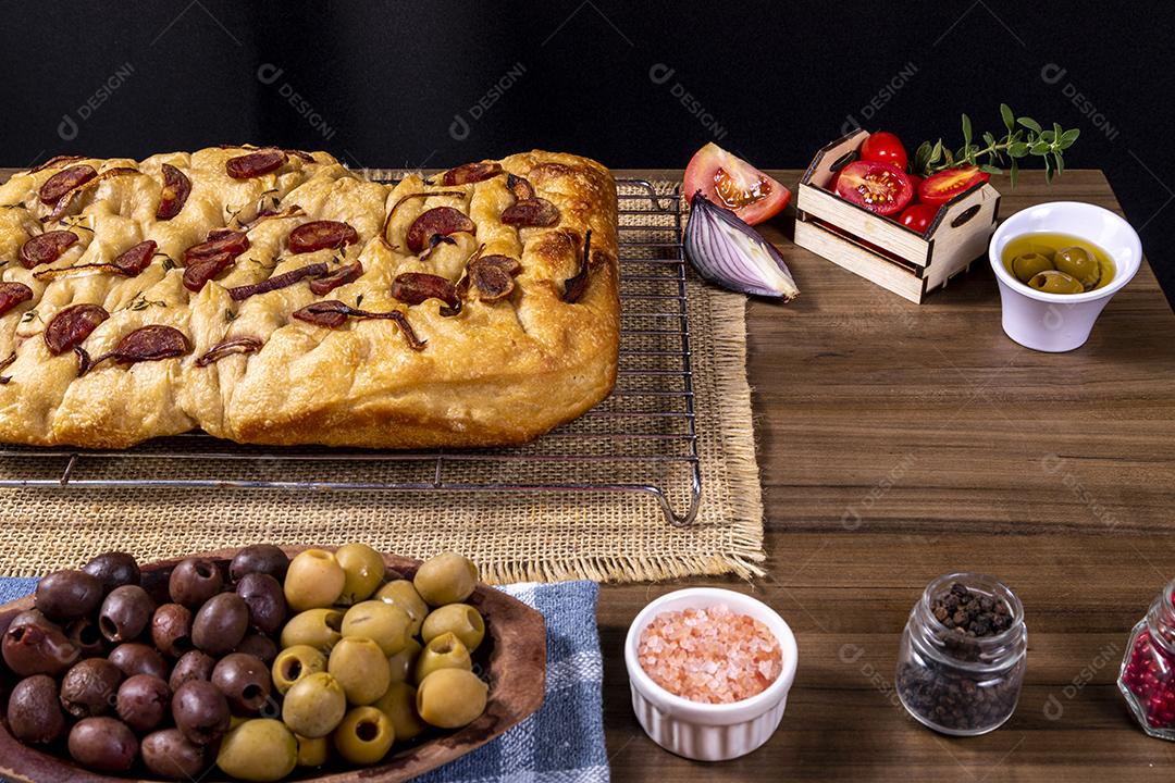 Tradicional italiana Focaccia com tomate cereja, azeitonas pretas e alecrim Imagem JPG