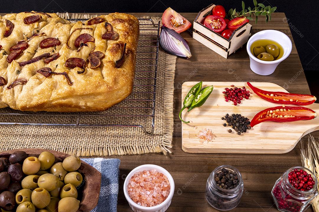 Tradicional italiana Focaccia com tomate cereja, azeitonas pretas e alecrim Imagem JPG
