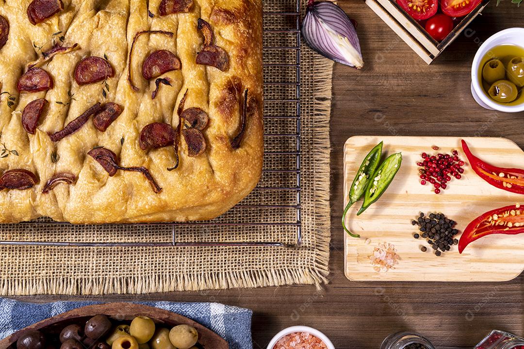 Tradicional italiana Focaccia com tomate cereja, azeitonas pretas e alecrim Imagem JPG