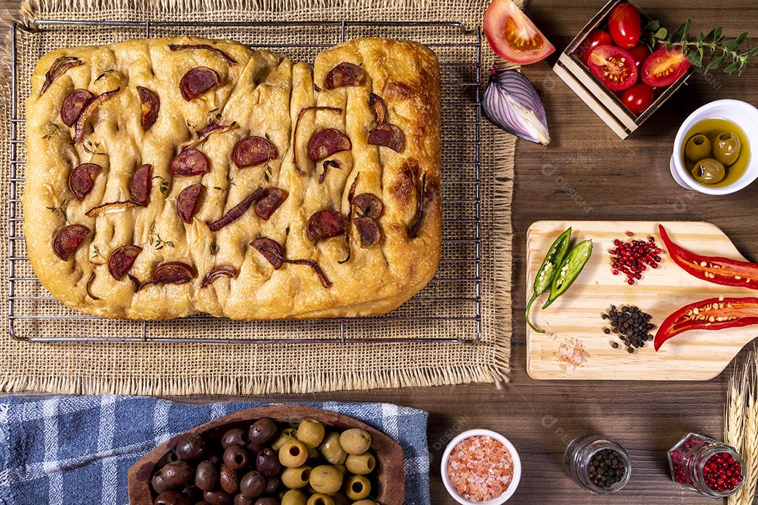 Tradicional italiana Focaccia com tomate cereja, azeitonas pretas e alecrim Imagem JPG