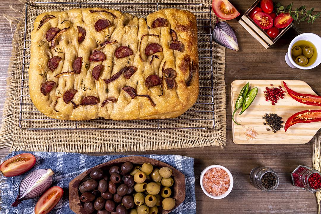 Tradicional italiana Focaccia com tomate cereja, azeitonas pretas e alecrim Imagem JPG
