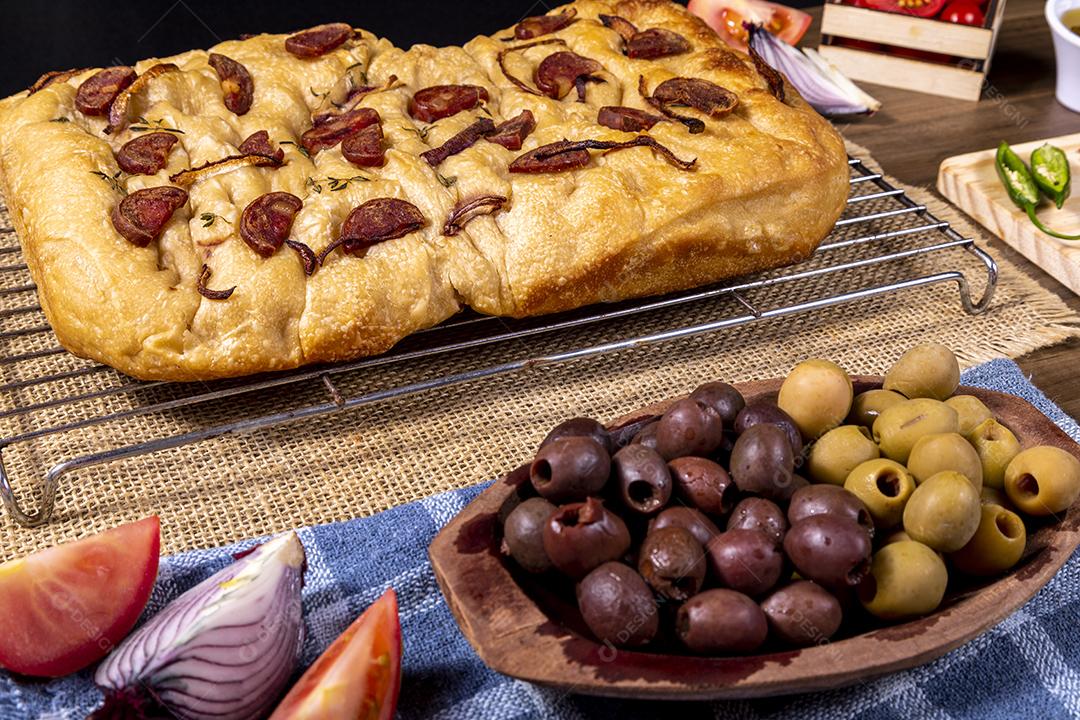 Tradicional italiana Focaccia com tomate cereja, azeitonas pretas e alecrim Imagem JPG