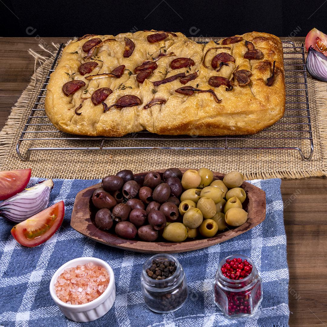 Fotos Focaccia tradicional italiana com calabresa, tomate cereja, azeitonas pretas, alecrim