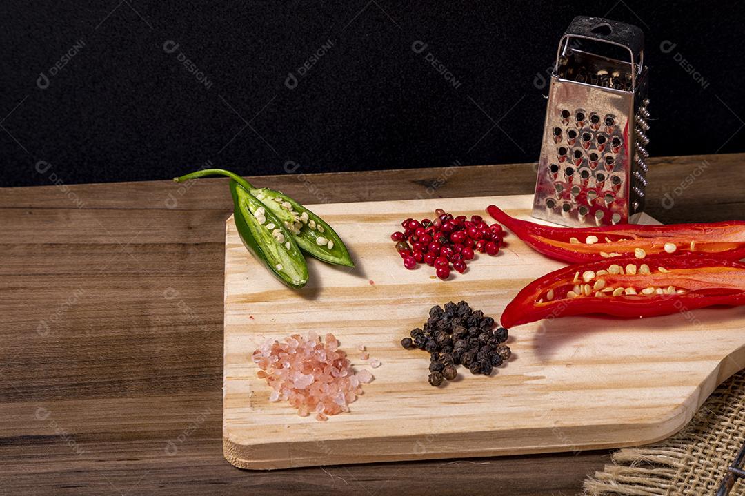 Mistura de especiarias, grãos de pimenta vermelha e preta, sal rosa do Himalaia imagem JPG