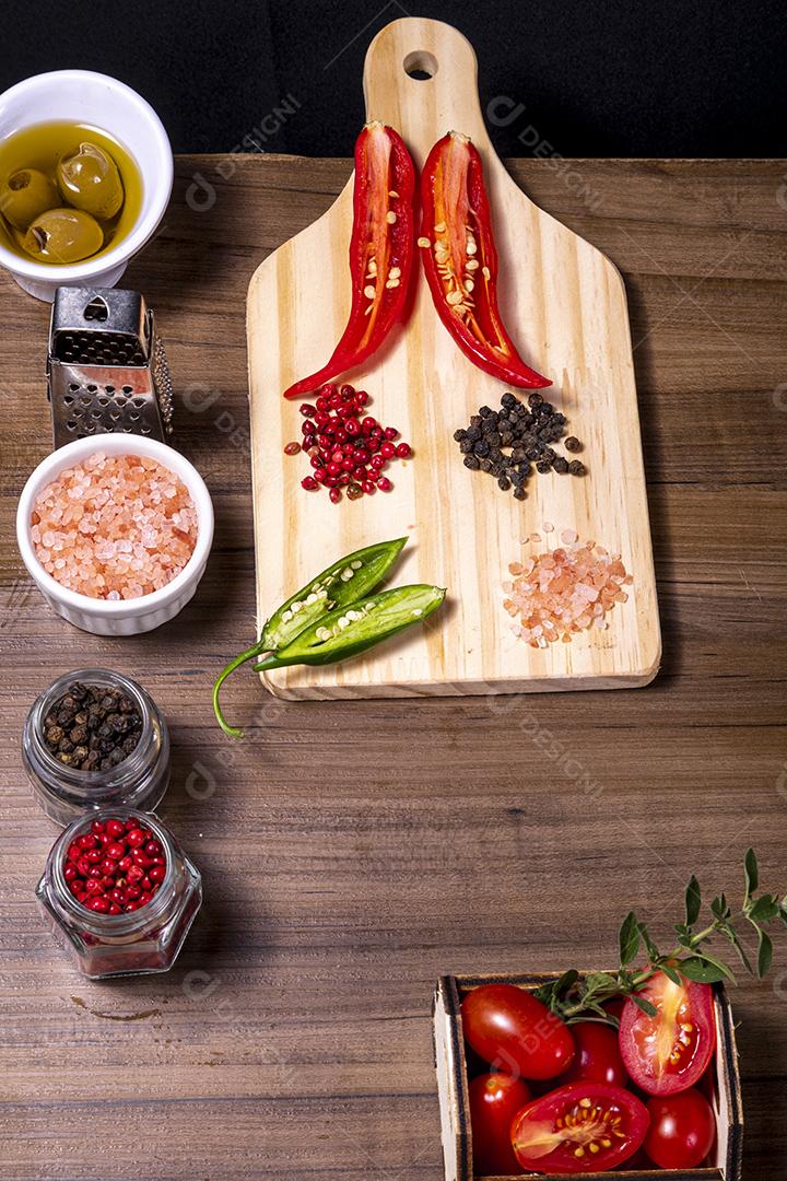 Fotos Mistura de especiarias, grãos de pimenta vermelha e preta, rosa himalayan