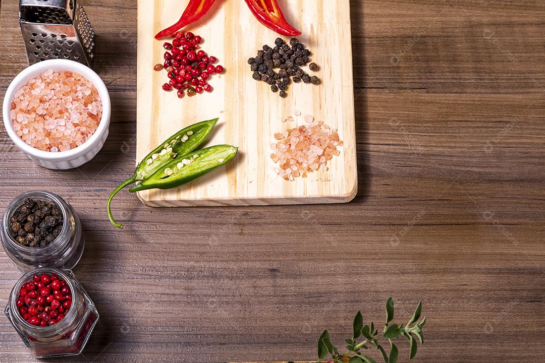 Fotos Mistura de especiarias, grãos de pimenta vermelha e preta, rosa himalayan