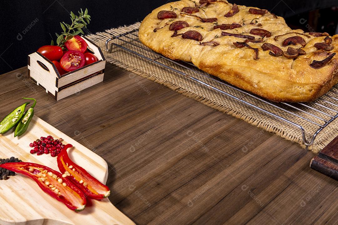 Fotos Focaccia tradicional italiana com calabresa, tomate cereja, azeitonas pretas, alecrim