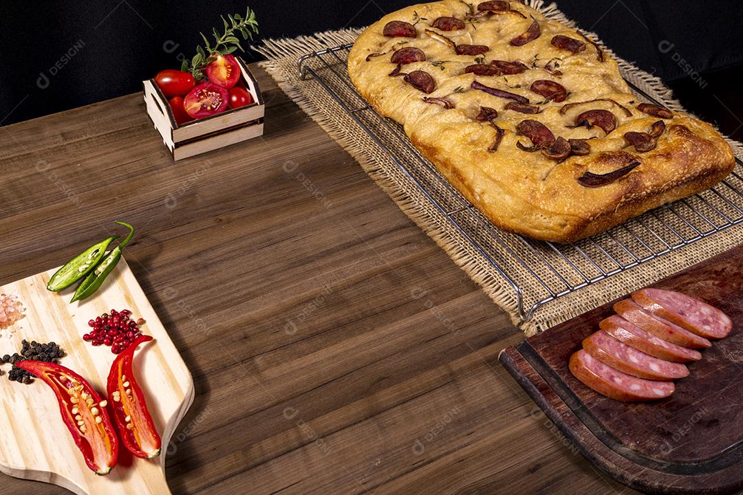 Fotos Focaccia tradicional italiana com calabresa, tomate cereja, azeitonas pretas, alecrim