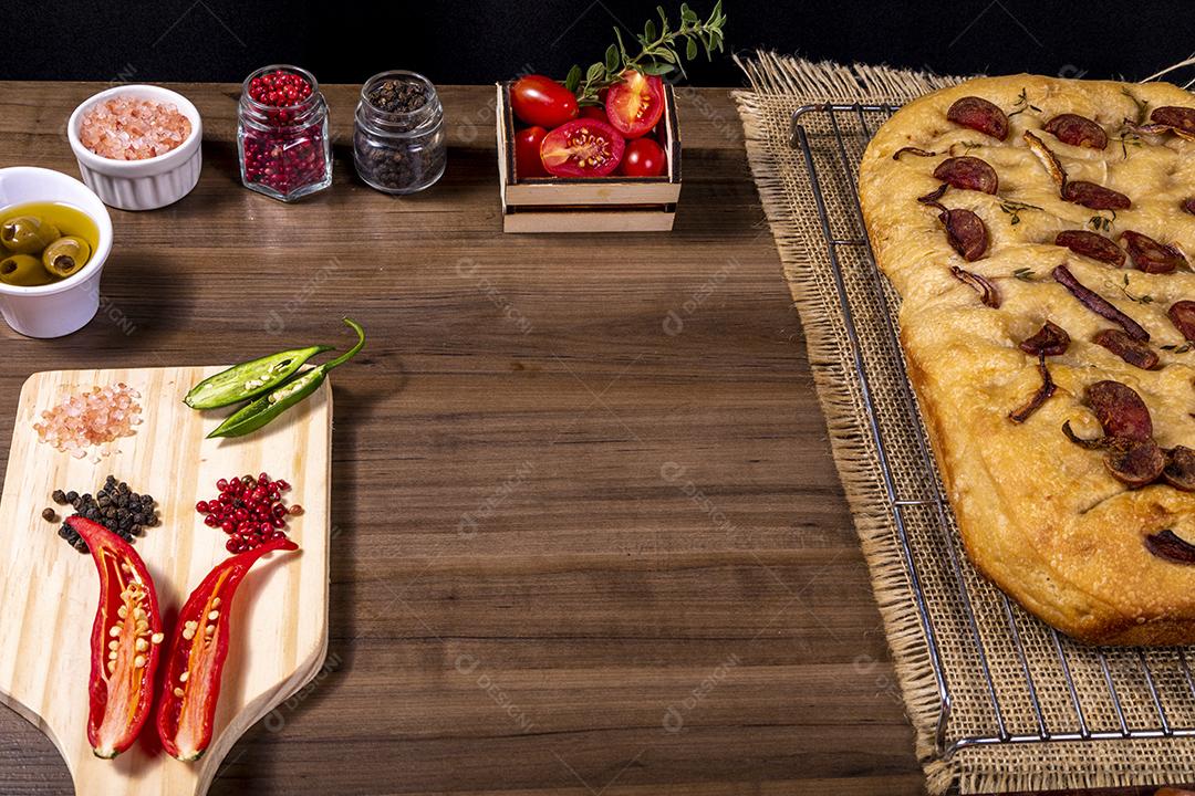 Fotos Focaccia tradicional italiana com calabresa, tomate cereja, azeitonas pretas, alecrim