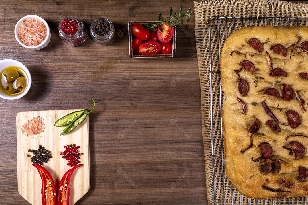 Fotos Focaccia tradicional italiana com calabresa, tomate cereja, azeitonas pretas, alecrim