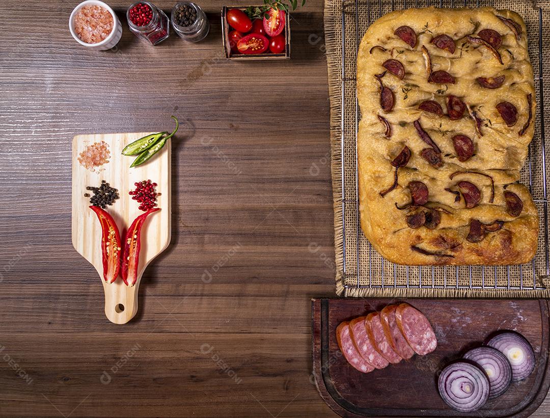 Fotos Focaccia tradicional italiana com calabresa, tomate cereja, azeitonas pretas, alecrim