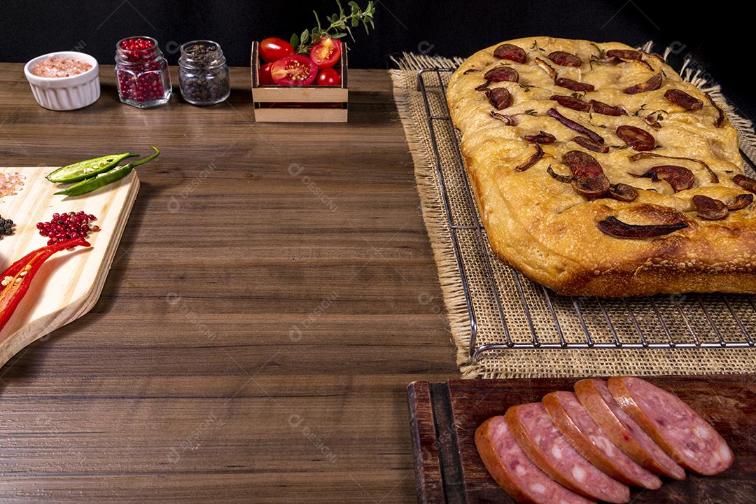 Fotos Focaccia tradicional italiana com calabresa, tomate cereja, azeitonas pretas, alecrim