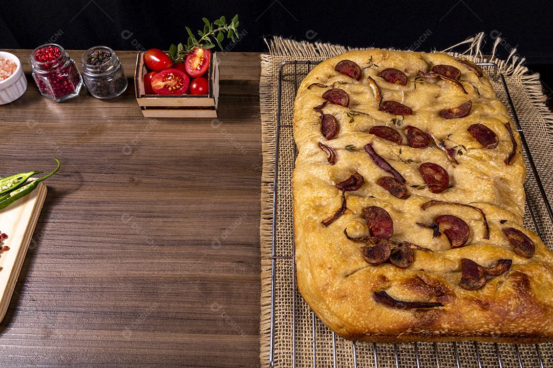 Fotos Focaccia tradicional italiana com calabresa, tomate cereja, azeitonas pretas, alecrim